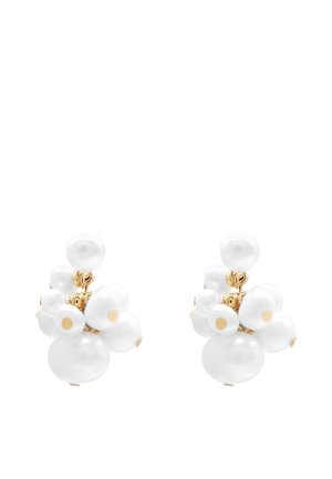 Grappe de perles blanches semblables à des perles avec des accents dorés formant une puce d'oreille, paire symétrique montrée sur fond blanc.