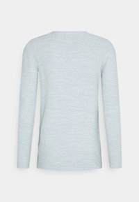 Pull en maille gris clair à manches longues, vu de dos sur un fond blanc uni.