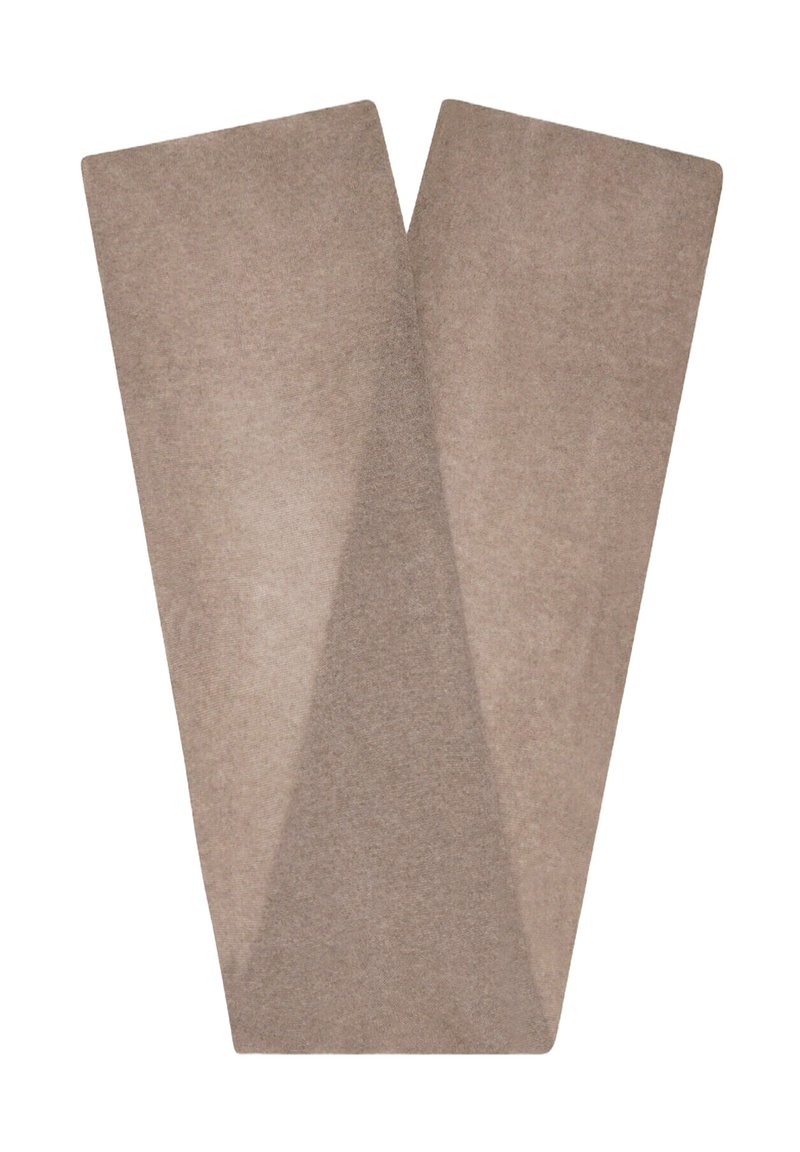 Beige vloerkleed met een zachte textuur, met een hoekig, geometrisch patroon. De vorm lijkt op twee verbonden driehoekige secties.
