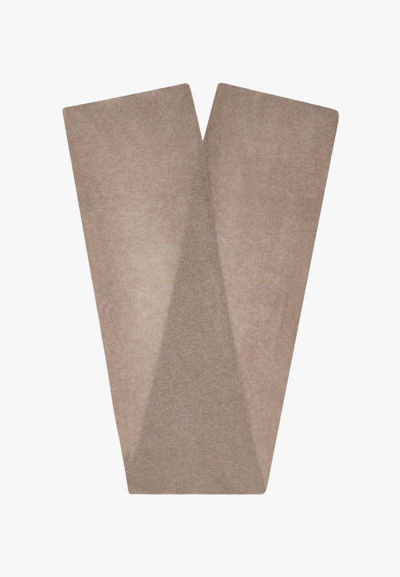 Beige vloerkleed met een zachte textuur, met een hoekig, geometrisch patroon. De vorm lijkt op twee verbonden driehoekige secties.