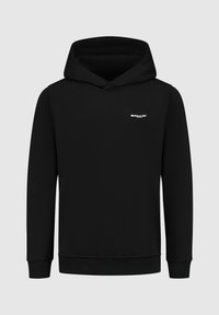 Zwarte hoodie met een kangoeroezak aan de voorkant, een capuchon met trekkoord, ribgebreide manchetten en een klein wit logo op de borst. Gladde stoftextuur.