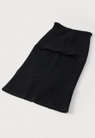 Melnas, ribotas adījuma gabals ar taisnstūrveida formu un atvērtu iegriezuma detaļu. Audums izskatās mīksts ar viegli teksturētu virsmu.