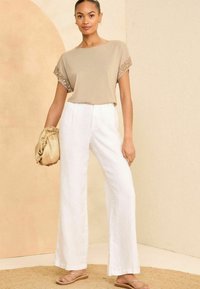 Love & Roses SEQUIN CUFF REGULAR FIT - Printtipaita - camel