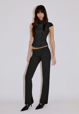 Bershka, LOW-RISE SLIM FIT - TROUSERS - Pantalon classique - black
