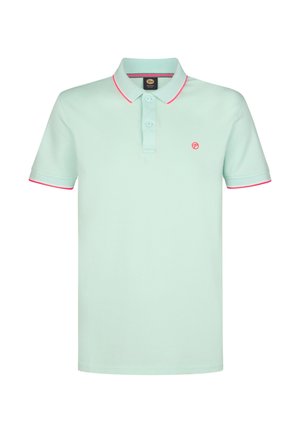 Polo de color menta claro con cuello y ribete de las mangas en rosa, con una tapeta de tres botones y un pequeño logo en el pecho izquierdo.