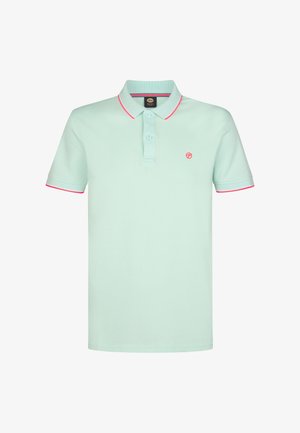 Polo de color menta claro con cuello y ribete de las mangas en rosa, con una tapeta de tres botones y un pequeño logo en el pecho izquierdo.