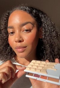 I Heart Revolution I HEART REVOLUTION NUDES MINI CHOCOLATE PALETTE wielokolorowy