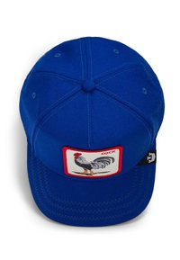 Gorra de béisbol azul hecha de tela con una corona estructurada, que presenta un parche bordado de un gallo con un contorno rojo y texto.