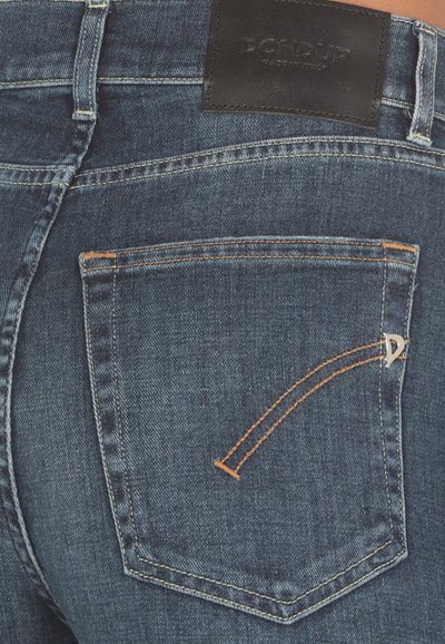Jeans in denim blu scuro con una toppa in pelle etichettata "DONDU" in vita, caratterizzati da cuciture arancioni e un design distintivo della tasca.