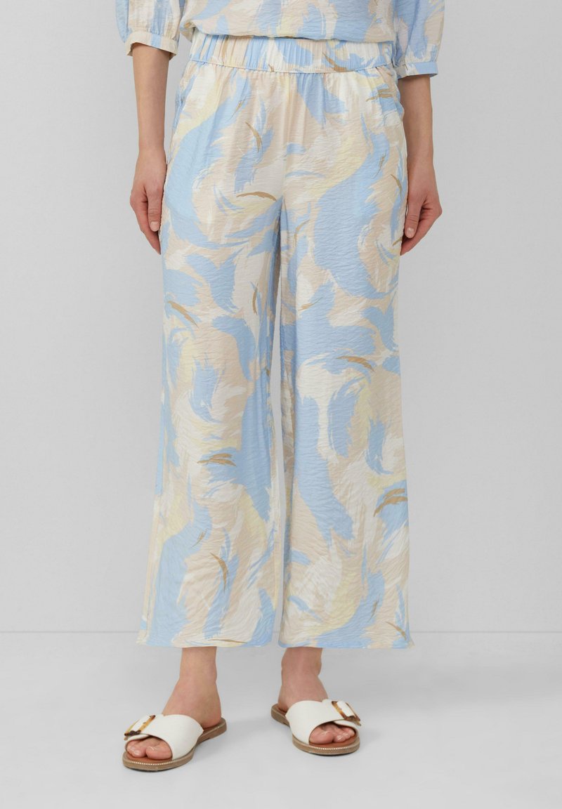 Pantalons larges bleu clair en tissu texturé, ornés d'un motif tourbillonnant avec des accents crème et or ; taille élastique pour plus de confort.