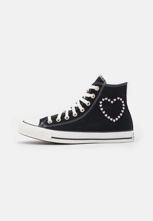 Czarny sneaker typu high-top z białymi sznurowadłami i podeszwą, z serduszkiem złożonym z małych różowych serc po boku.
