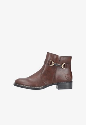 Bottine marron en simili cuir, dotée d'un design courbé, d'une boucle en or et d'un talon bas empilé avec une semelle texturée.