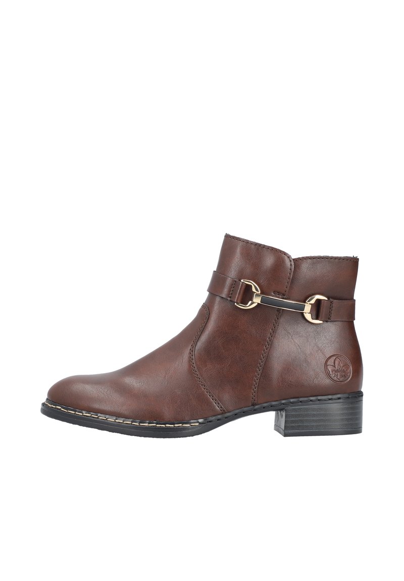 Bottine marron en simili cuir, dotée d'un design courbé, d'une boucle en or et d'un talon bas empilé avec une semelle texturée.