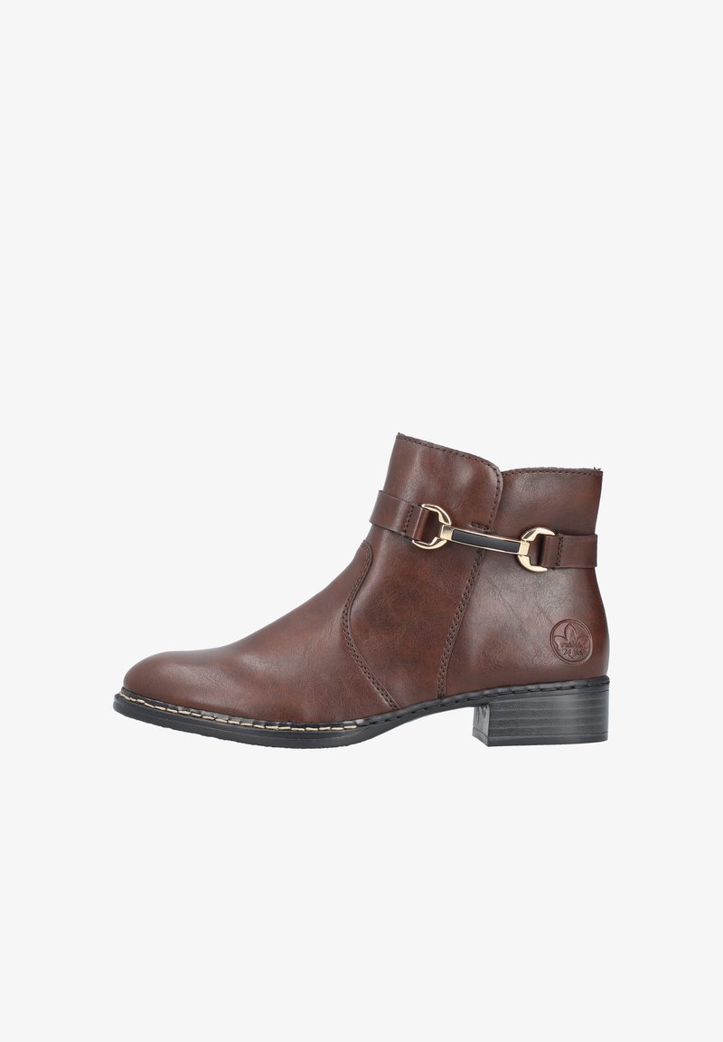 Bottine marron en simili cuir, dotée d'un design courbé, d'une boucle en or et d'un talon bas empilé avec une semelle texturée.