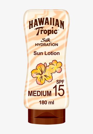 Fles Hawaiian Tropic Silk Hydration zonnebrandlotion, SPF 15, medium bescherming, 180 ml, met oranje en gele hibiscusbloem ontwerp.