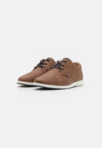 Pier One by Zalando Casual lace-ups - cognac/white