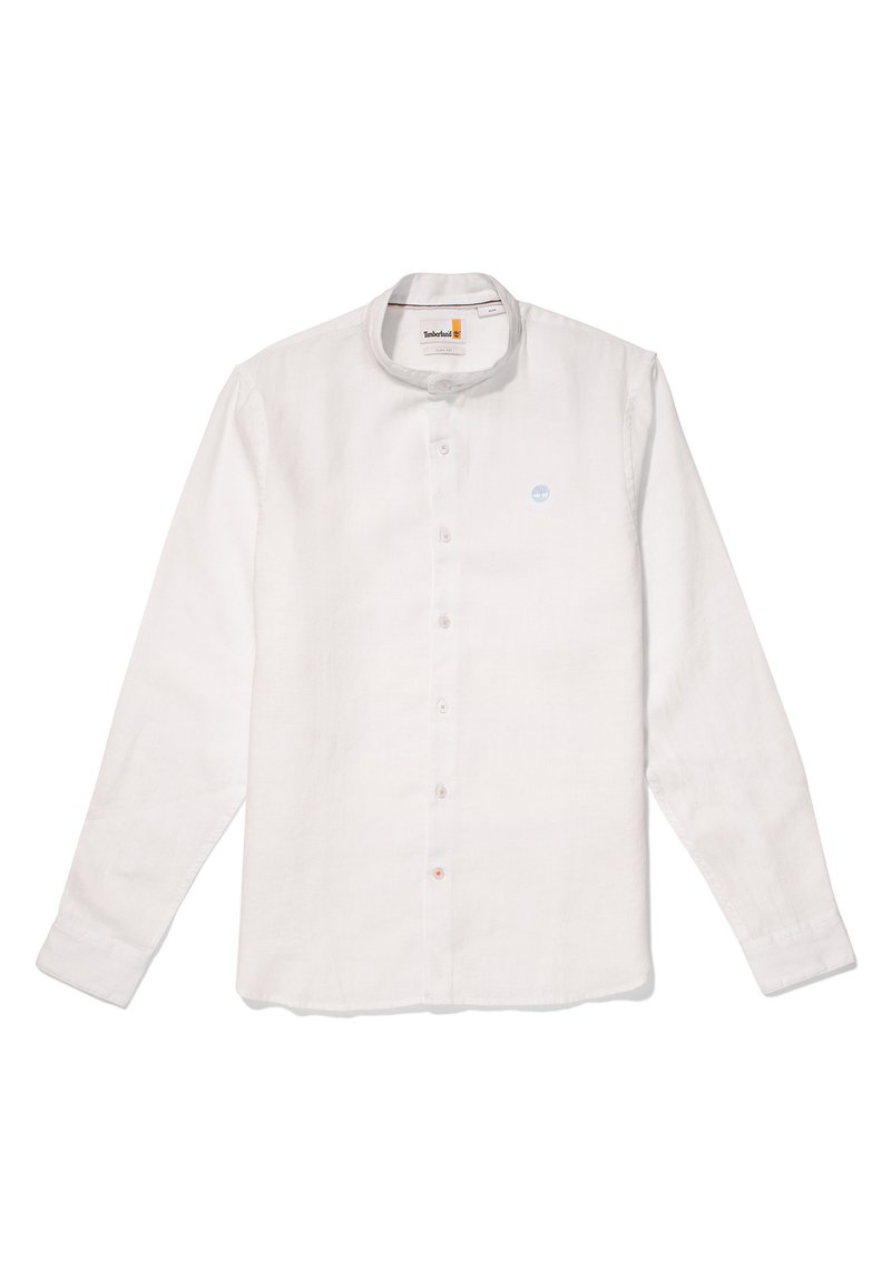 Camicia bianca con colletto a band, maniche lunghe e logo azzurro chiaro sul petto. Realizzata in tessuto leggero con una texture liscia.