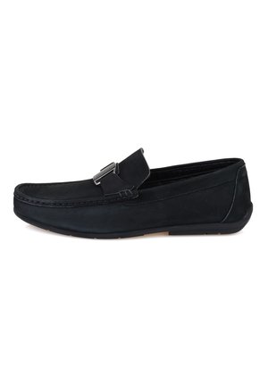 Schwarze Lederloafers mit glatter Textur, abgerundeter Schuhspitze und silbernen Hardware-Akzenten. Merkmale sind minimale Nähte und eine flexible Sohle.