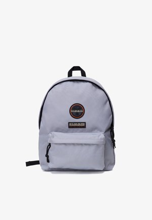 Sac à dos gris clair avec poche avant zippée, poignée noire et écusson rond du logo Napapijri au-dessus d'une étiquette rectangulaire sur l'avant.