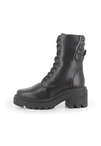 Botín de cuero negro hasta el tobillo con suela de plataforma gruesa y suela de tracción robusta. Presenta un cierre de cordones en la parte delantera, acentos acolchados en el talón y un tirador lateral.