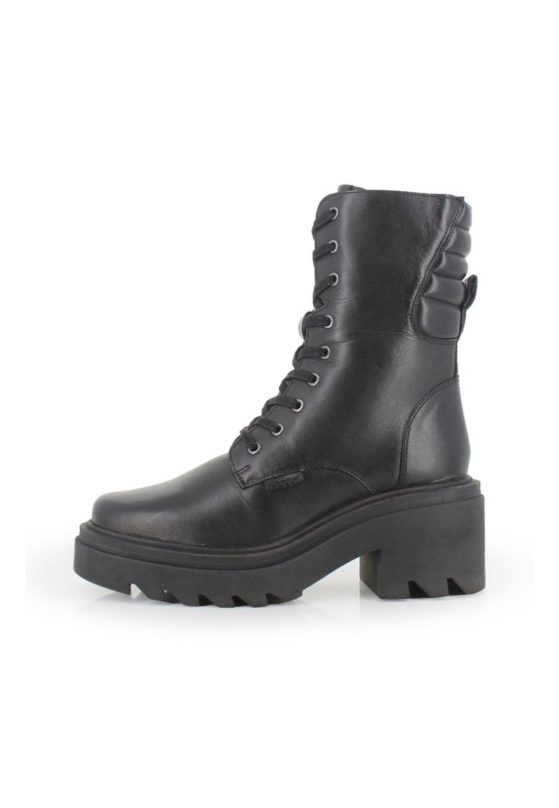 Botín de cuero negro hasta el tobillo con suela de plataforma gruesa y suela de tracción robusta. Presenta un cierre de cordones en la parte delantera, acentos acolchados en el talón y un tirador lateral.