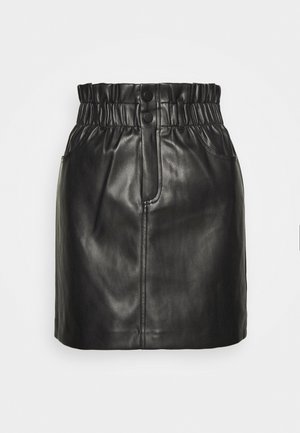 Gonna mini nera in pelle con vita elastica, due bottoni e tasche laterali. Texture liscia e forma aderente.