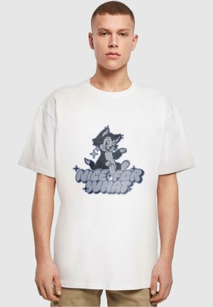 Hvid bomulds t-shirt med en tegneseriefigur i grå toner og sætningen "NICE FOR WHAT" i stiliseret blå skrift.