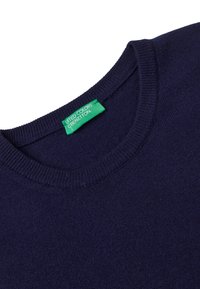 Dunkelblauer gestrickter Pullover mit Rundhalsausschnitt und gerippten Kanten. Verfügt über ein grünes Etikett mit der Marke "United Colors of Benetton". Weiche Textur.