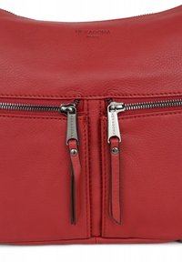 Borsa a mano in pelle rossa con superficie testurizzata, compartimenti doppi con zip e accessori in metallo con il logo del marchio "Hexagona Paris" impresso sulla parte superiore.