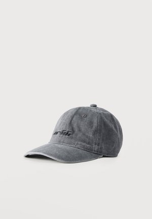 Șapcă de baseball gri spălată cu cozoroc curbat și un mic logo brodat negru în față, expusă pe un fundal simplu și deschis la culoare.