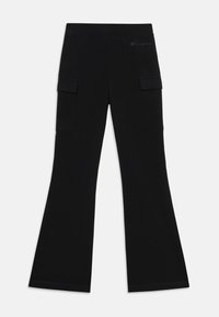 Pantalons cargo larges noirs avec poches plaquées sur le côté et logo Champion sur la taille supérieure gauche.