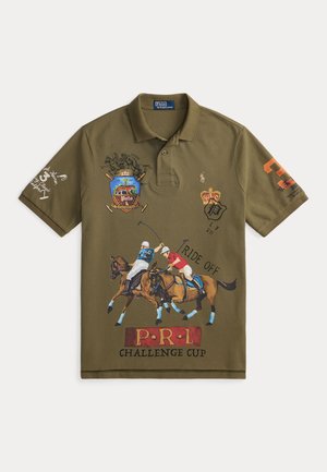 Polo vert olive en coton, avec une scène de polo à cheval brodée, des logos et des accents de texte en plusieurs couleurs. Manches courtes, col classique.