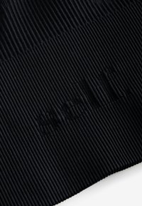 Crna rebrasta tkanina s vertikalnim linijama i reljefnim uzorkom logotipa, s glatkom teksturom i strukturiranim, prilagođenim oblikom.
