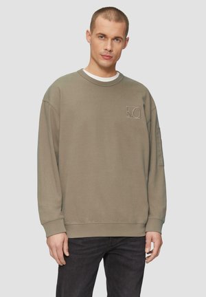 Khaki sweatshirt met lange mouwen, ronde hals en gemêleerde stof. Kenmerkt zich door een geborduurd logo op de borst en geribde manchetten.
