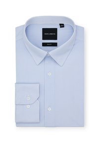 Jasnoniebieska koszula o dopasowanym kroju slim fit z subtelnym wzorem w kratę, kołnierzykiem na spiczasto i mankietami na guziki, starannie złożona z metką marki wewnątrz kołnierza.