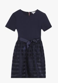 Abito corto blu navy a maniche corte con corpetto aderente, gonna in tulle a righe e nastro abbinato legato in vita.