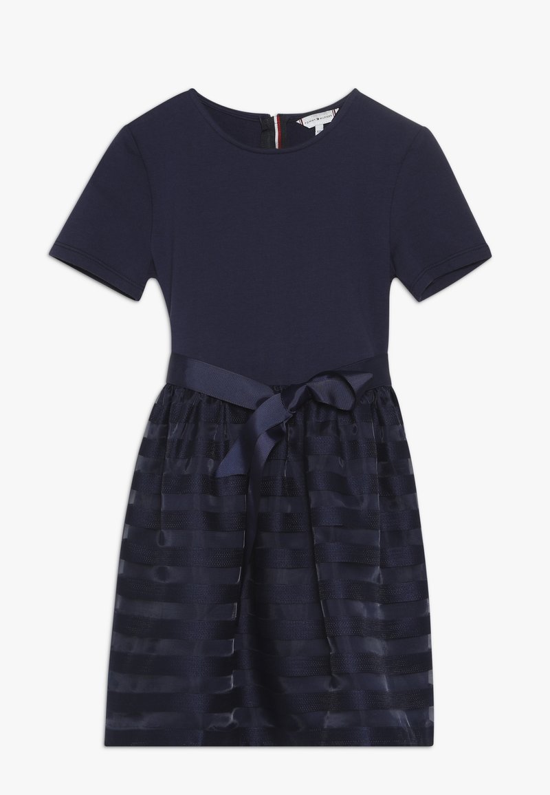 Abito corto blu navy a maniche corte con corpetto aderente, gonna in tulle a righe e nastro abbinato legato in vita.