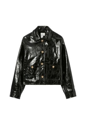 Chaqueta corta de imitación de cuero negra y brillante con cierre de botones, dos bolsillos en el pecho y un gran cuello. Detalles en dorado.