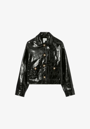Veste cropped en faux cuir noir et brillant avec un devant à boutons, deux poches poitrine et un grand col. Accent en matériel doré.