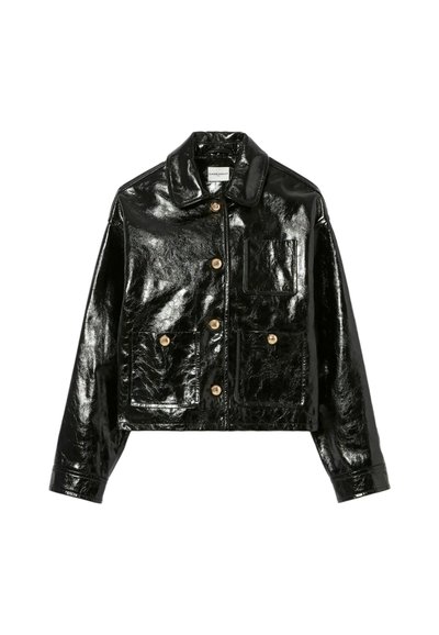 Giubbotto accorciato in finta pelle nera e lucida con chiusura a bottoni, due tasche sul petto e un grande colletto. Accenti in hardware dorato.