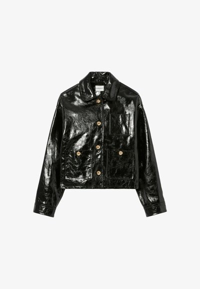 Giubbotto accorciato in finta pelle nera e lucida con chiusura a bottoni, due tasche sul petto e un grande colletto. Accenti in hardware dorato.