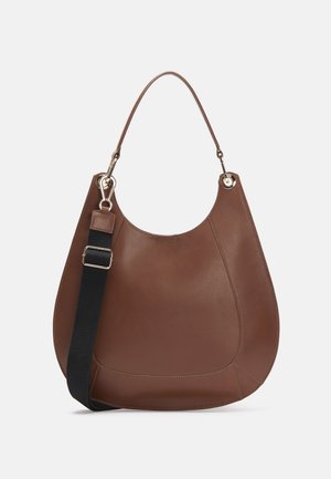 Bruine leren handtas met een gebogen silhouet, voorzien van een afneembare zwarte riem en gouden metalen accenten. Gladde textuur met naaddetails.