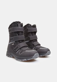 Stivali neri alla caviglia con tre fettucce di velcro regolabili, materiale sintetico, fodera in pelliccia, suola in gomma e dettagli di cucitura bianca.