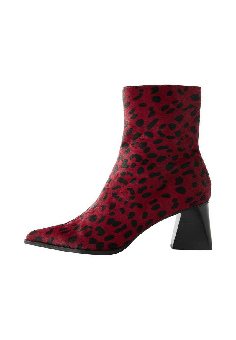 Crvene antilop čizme do gležnja s crnim leopard uzorkom, šiljastim prstom i debelim crnim potplatom. Glatka tekstura s prilagođenim dizajnom.