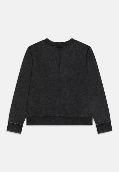 Sweatshirt gris foncé avec un col rond, des manches longues et des poignets côtelés. Texture douce, avec un détail de couture centrale à l'arrière.