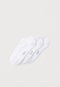 Weiße Baumwoll-Knöchelsocken, drei Paare, jeweils mit dem "GAP"-Logo in Grau auf jedem Socken. Glatte Textur und abgerundete Bündchen.