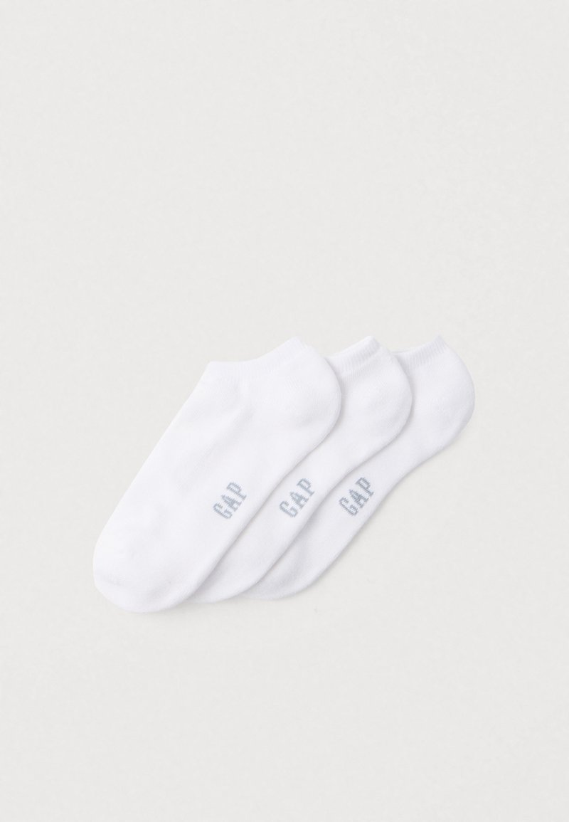 Weiße Baumwoll-Knöchelsocken, drei Paare, jeweils mit dem "GAP"-Logo in Grau auf jedem Socken. Glatte Textur und abgerundete Bündchen.