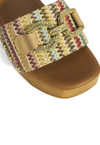 Geflochtener, mehrfarbiger Rutschsandale mit einer goldakzentuierten Schnalle und brauner Sohle. Das Obermaterial weist ein strukturiertes Muster mit gemischten Pastelltönen auf.