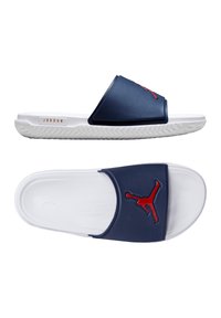 Infradito blu navy con una fascia in gomma testurizzata, caratterizzata dal logo rosso di Air Jordan. Suola bianca con motivo a spina di pesce per una maggiore aderenza.
