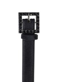 Cinturón de cuero negro con hebilla cuadrada adornada con brillantes negros y textura suave. La correa está cuidadosamente cosida y es elegante.